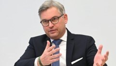 Finanzminister Brunner wird österreichischer EU-Kommissar. Zuvor präsentierte er mit seinem ÖVP-Kollegen Martin Kocher noch Pläne für Budgetentlastungen. (Bild: APA/HELMUT FOHRINGER)