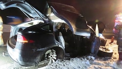 Bei den Unfällen am Donnerstag wurden manche Fahrzeuge teilweise stark beschädigt. (Bild: FF Pfarrwerfen)