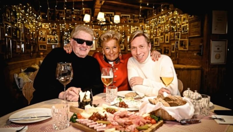 Wiedervereint: Helmut, Heino und Rosi. Helmut durfte sogar mal oben auf der Sonnbergstuben wohnen. (Bild: Markus Wenzel)