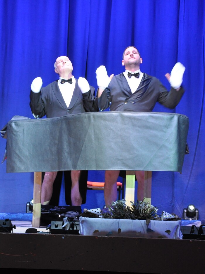 Vereinsobmann „Obernarr“ Karl Lippert (li) hat die Truppe im Griff.