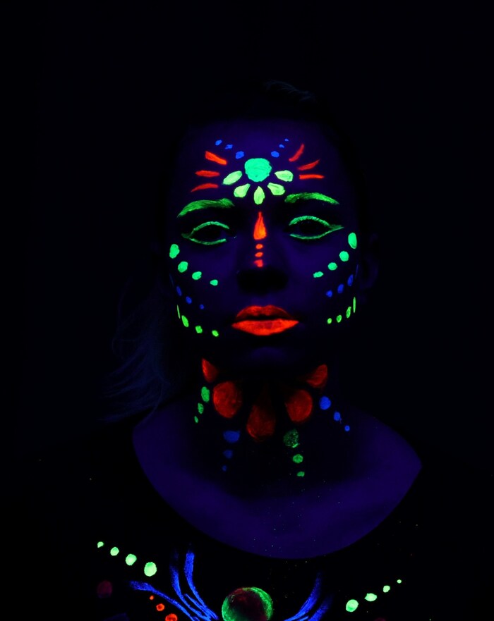 Besonderes Staunen rufen die Gruppeneinlagen mit UV & Schwarzlichtbemalung hervor.