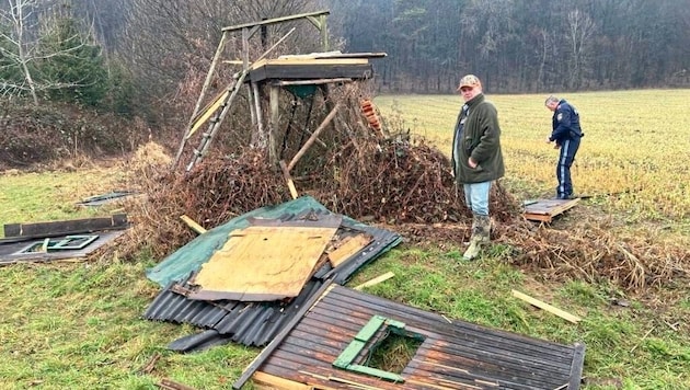 Jagdleiter Siegfried Storm entdeckte den Trümmerhaufen. Die Polizei suchte den Tatort nach Spuren ab. (Bild: Christian Schulter)