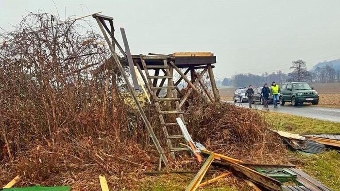 Die Explosion war heftig, der Hochstand wurde völlig zerstört.