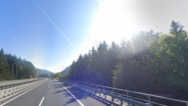 Der Lenker kletterte über Leitplanke und Geländer - und stürzte in den Tod. (Bild: Google Street View)