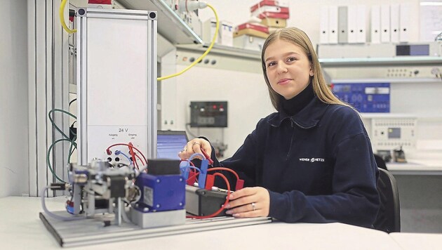 Nadiya macht die Doppellehre Elektro- technik und Mechatronik. (Bild: Gerhard Bartel)