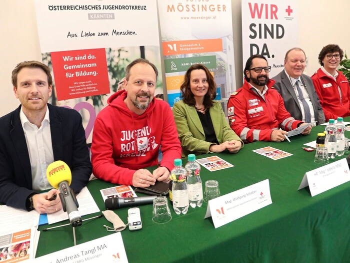 Das Rote Kreuz und das BG/BRG Mössinger bilden junge Rettungssanitäter aus.