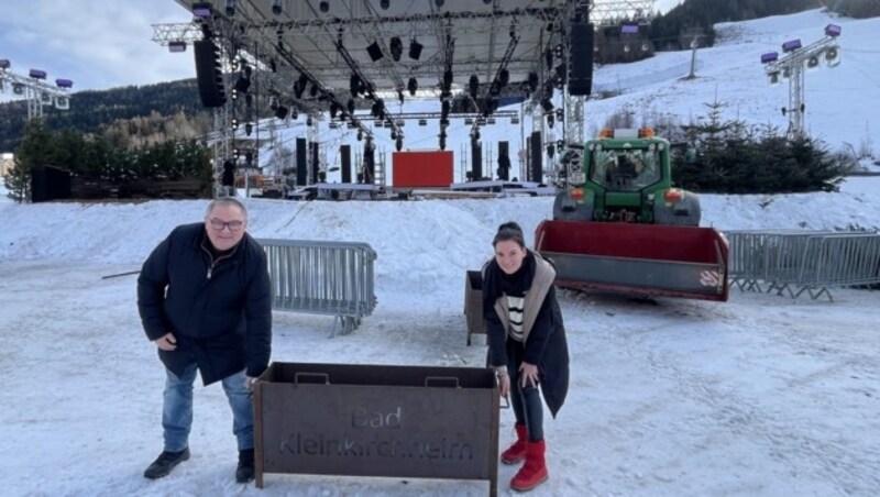 Auch die Veranstalter packen an: Sepp Adlmann und Kathie von Stargarage. (Bild: Krierer Wilfried)