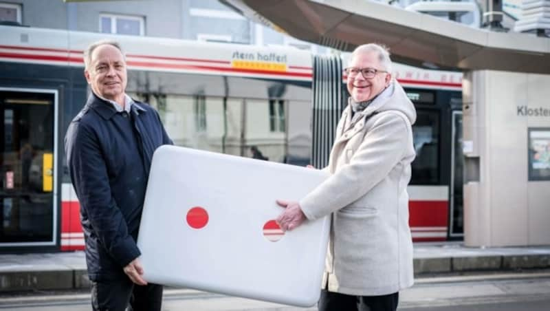 Alfred Mittermair (Laufen Austria) und Günter Neumann (Stern & Hafferl) mit Keramikplatte für die Tram-Haltestelle (Bild: Einöder Horst)