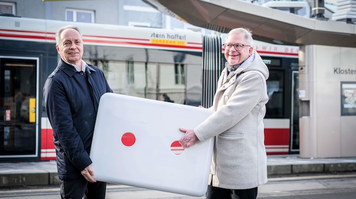 Alfred Mittermair (Laufen Austria) und Günter Neumann (Stern & Hafferl) mit Keramikplatte für die Tram-Haltestelle