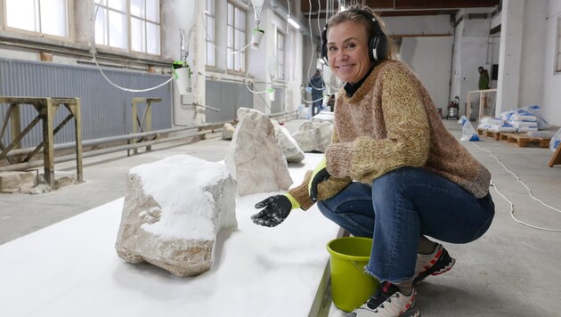 Anna Run Tryggvadottir aus Island betropft Steine mit Salzlake (Bild: LiveBild)