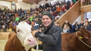 Fast 3000 Landwirte und Züchter (wie Anton Ganitzer aus Großarl) feilschten um den besten Preis für Kühe und Kälber. (Bild: Hölzl Roland)