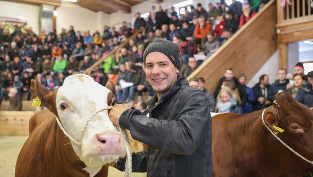 Fast 3000 Landwirte und Züchter (wie Anton Ganitzer aus Großarl) feilschten um den besten Preis für Kühe und Kälber. (Bild: Hölzl Roland)