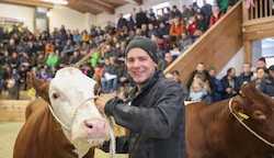 Fast 3000 Landwirte und Züchter (wie Anton Ganitzer aus Großarl) feilschten um den besten Preis für Kühe und Kälber. (Bild: Hölzl Roland)