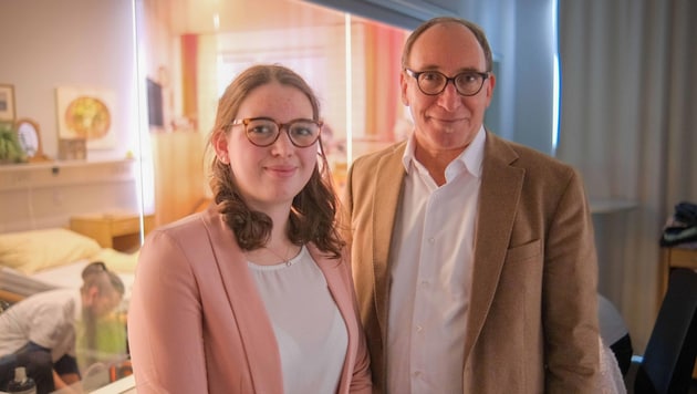 Pflegeschülerin Lisa Brandstetter mit Gesundheitsminister Johannes Rauch (Bild: Einöder Horst)