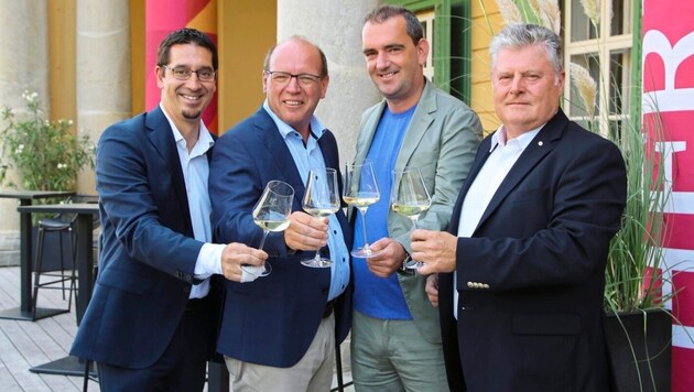 Nicholas Ofczarek als Burgenlands Weinbotschafter. Zechmeister (li.) und Co. lassen ÖTW-Kritik ...