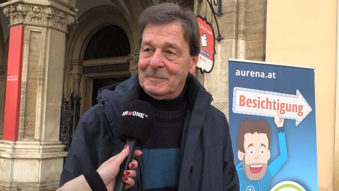 Ein Bieter bei der Signa-Besichtigung weiß ganz genau was er will.
