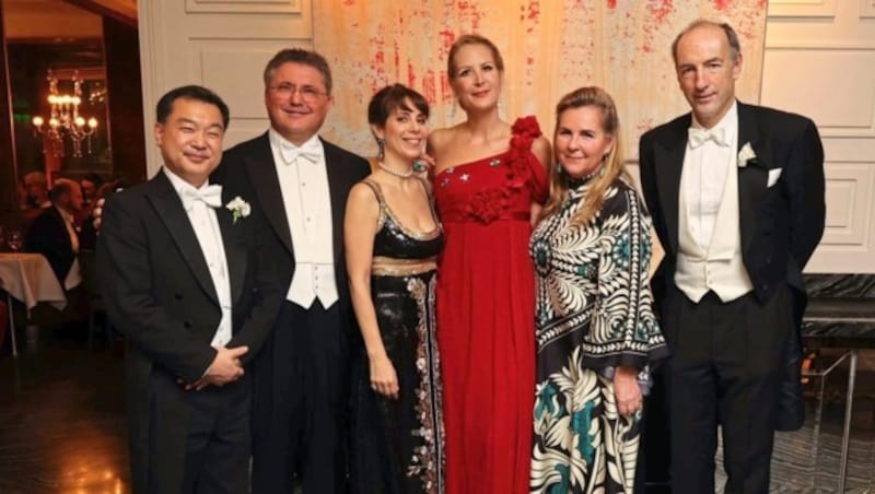 Läuteten den Abend im Hotel Imperial ein: Eva und Christoph Dichand mit Karl-Heinz Strauss und Ehefrau Carolin sowie Koichi Kajima und Gattin Michal. (Bild: Starpix/ Alexander TUMA)