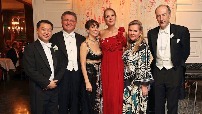 Läuteten den Abend im Hotel Imperial ein: Eva und Christoph Dichand mit Karl-Heinz Strauss und Ehefrau Carolin sowie Koichi Kajima und Gattin Michal.