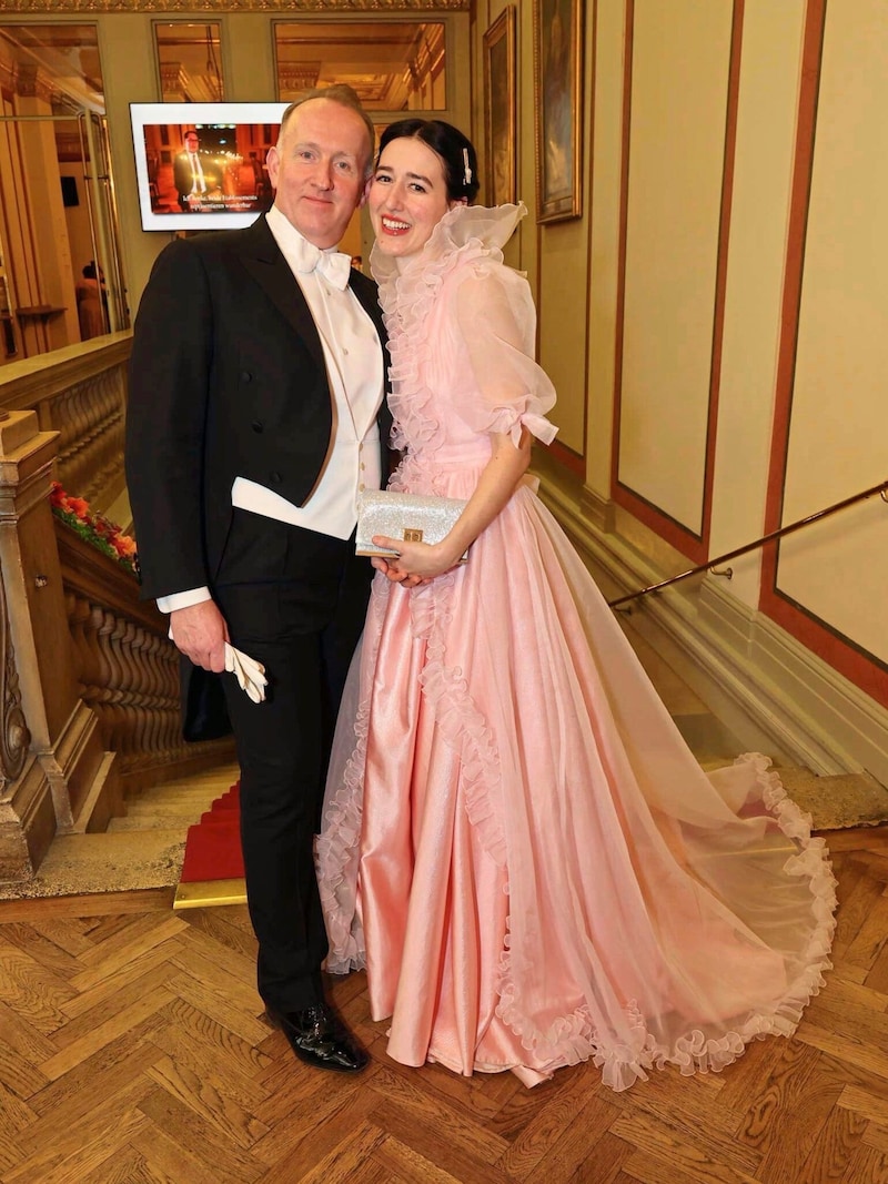 Philharmonikerball-Organisator Paul Halwax mit seiner Ehefrau, Cellistin Maddalena Del Gobbo (Bild: Starpix/ Alexander TUMA)