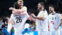 Lukas Herburger, Lukas Hutecek, Tobias Wagner und Boris Zivkovic feiern den Sieg. (Bild: APA/EVA MANHART)