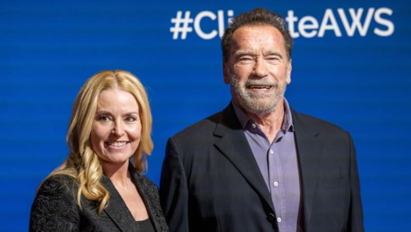 Arnie badet mit Freundin Heather Milligan im Blitzlichtgewitter am Red Carpet in Kitzbühel. (Bild: APA/EXPA/Johann Groder)