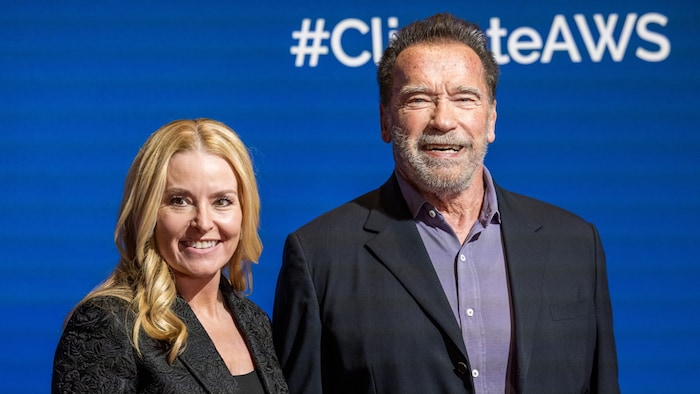 Arnie badet mit Freundin Heather Milligan im Blitzlichtgewitter am Red Carpet in Kitzbühel.