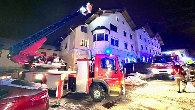 Die Feuerwehr rettete eine Person aus der brennenden Wohnung.