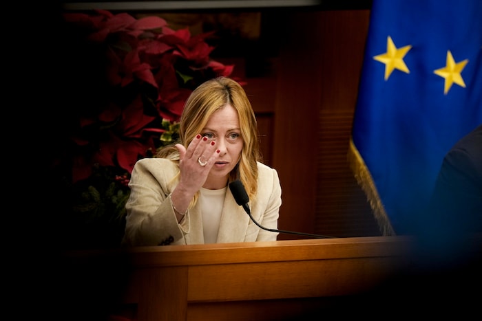 Italiens Regierungschefin Giorgia Meloni betont immer wieder, von der EU in Sachen Migration ...