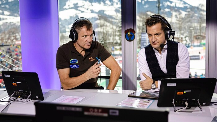 Oliver Polzer (re.) und Armin Assinger fiebern beim Spektakel voll mit.