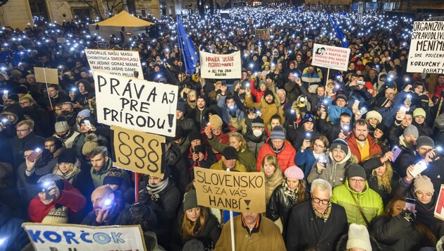 In Bratislava gingen Tausende Menschen gegen Ficos Reformpläne auf die Straße. (Bild: Tlačová agentúra SR)
