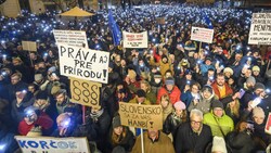 In Bratislava gingen Tausende Menschen gegen Ficos Reformpläne auf die Straße. (Bild: Tlačová agentúra SR)