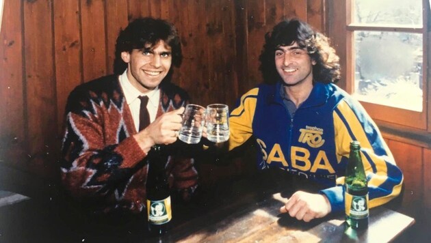 Richard Niederbacher (li.) mit dem Weltstar Mario Kempes. (Bild: zVg.)