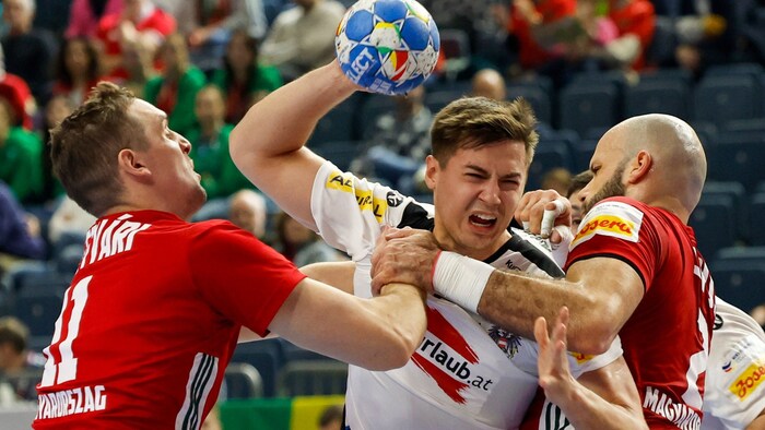 Markus Mahr setzte sich gegen die wuchtige Ungarn-Abwehr durch.
