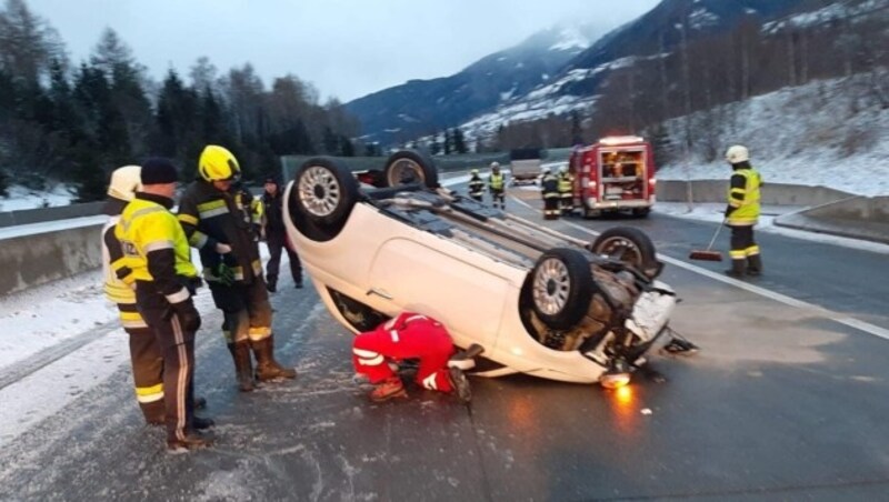 Entgegen der Erstalarmierung befanden sich im überschlagenen Fahrzeugwrack keine eingeklemmten Personen. (Bild: FF Rennweg am Katschberg)