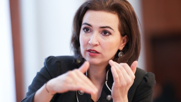 Justice Minister Alma Zadic does not want to give in to the ÖVP's demand to lower the age of criminal responsibility. (Bild: APA/Eva Manhart)