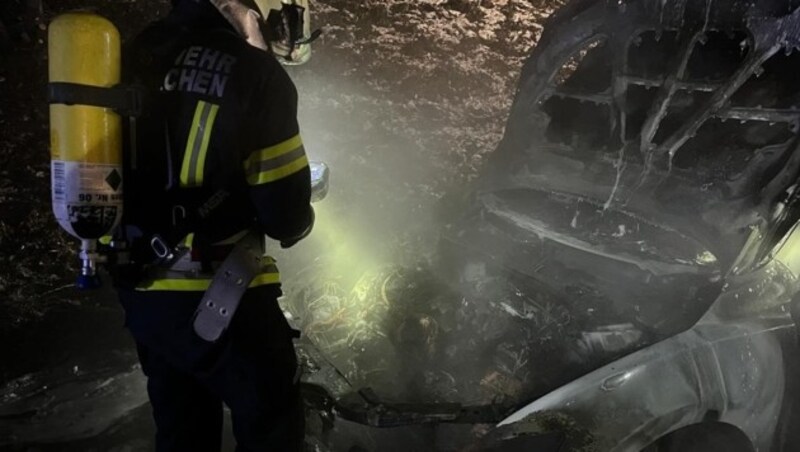 Die Feuerwehren Laakirchen und Steyrermühl löschten den Pkw. (Bild: Feuerwehr Laakirchen)