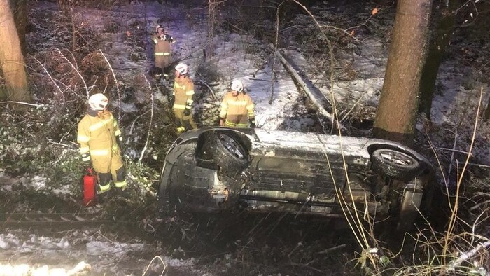 In einem Graben fand die Feuerwehr Anthering die Frau in ihrem abgestürzten Auto.