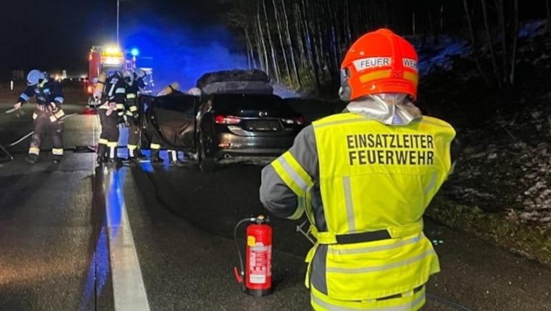 Feuerwehreinsatz auf der Westautobahn: Ein Auto brannte bei Laakirchen. (Bild: Feuerwehr Laakirchen)