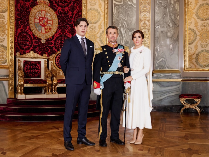 Kronprinz Christian mit seinen Eltern König Frederik und Königin Mary (Bild: Dennis Stenild, Kongehuset ©)