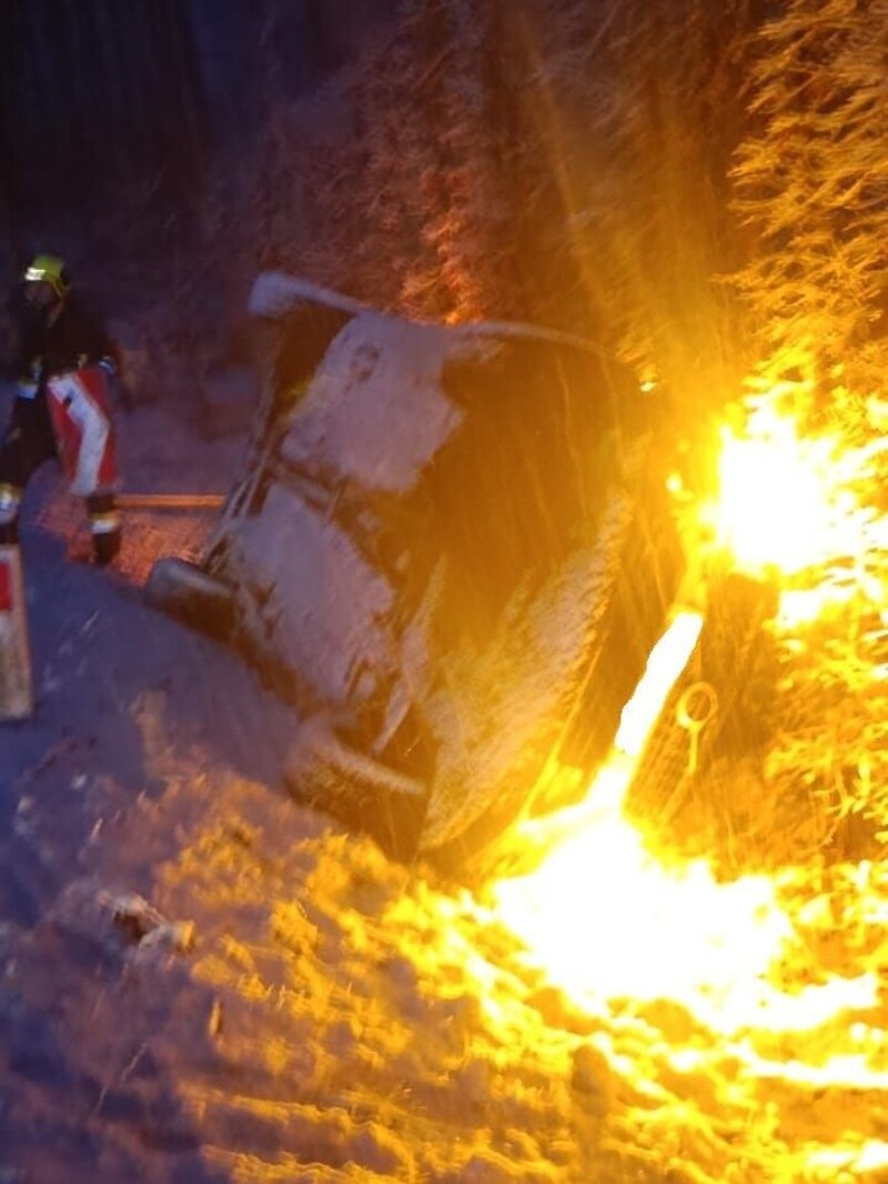 Ein Pkw landete im Straßengraben. (Bild: FF St. Martin/Feldkirchen)