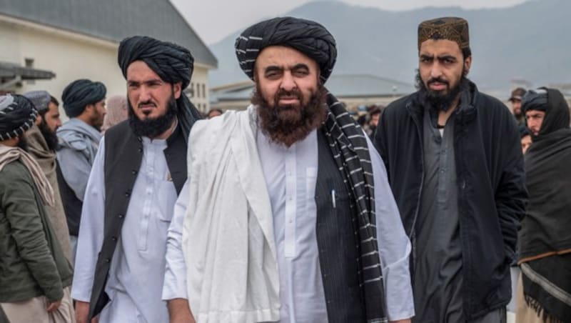 Das Taliban-Außenministerium unter Amir Khan Muttaqi (Mitte) lässt mit einem Statement aufhorchen. (Bild: AFP)