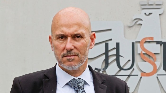 Anwalt Andreas Schweitzer vertritt den mitangeklagten Schwiegersohn – während des ersten Prozesstages ist der recht unauffällig. 