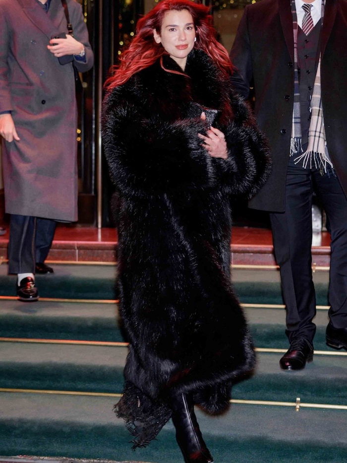 Auch Dua Lipa zeigte sich bereits in einem Outfit in „Mob Wife“-Ästhetik.