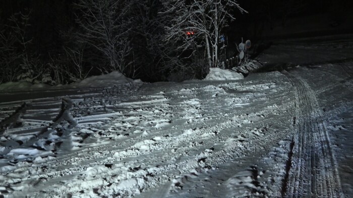Das Fahrzeug rutschte zehn Meter tief in einen Bachlauf. 