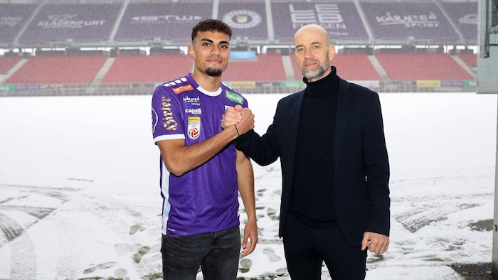 Ali Loune und Klagenfurt-Sportchef Günther Gorenzel