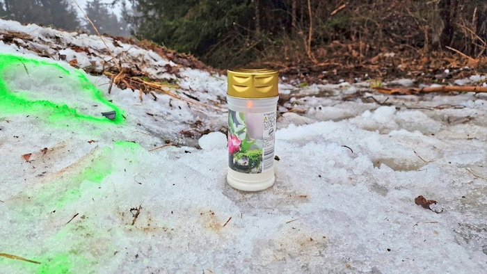 Schon kurz nach dem tragischen Unfall wurden Kerzen für das Opfer aufgestellt.