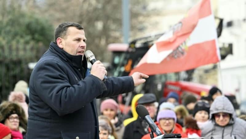 FPÖ-Landwirtschaftssprecher Peter Schmiedlechner sprach beim Bauernprotest am Wiener Ballhausplatz. (Bild: APA/HANS KLAUS TECHT)