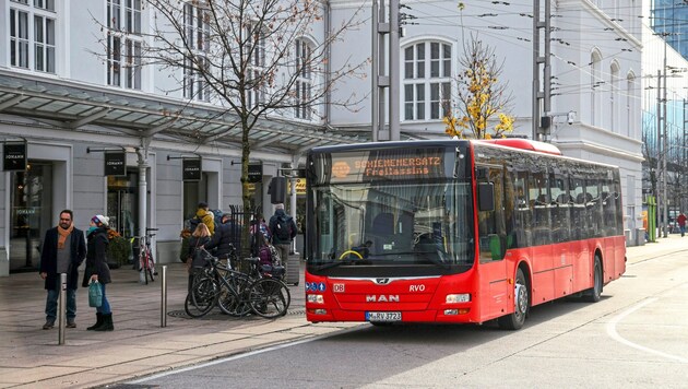 Die Busse waren in Nebenstraßen des Salzburger Hauptbahnhofs abgestellt.