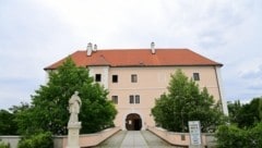 Das Schloss Vösendorf dient als Gemeindeamt und Hochzeitslocation: Der Bürgermeister denkt nun ein Trauungsverbot an. (Bild: Huber Patrick)