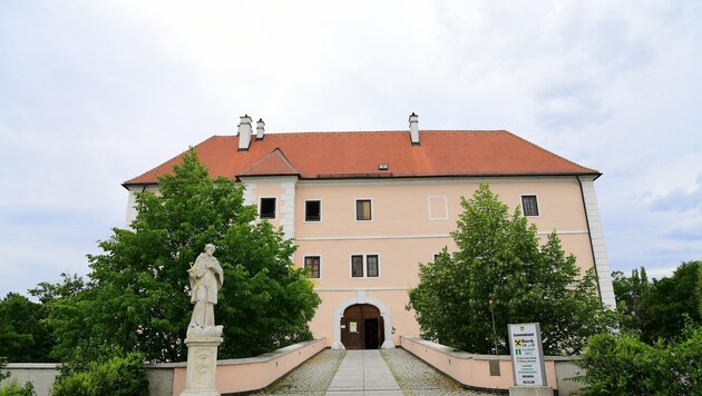 Das Schloss Vösendorf dient als Gemeindeamt und Hochzeitslocation: Der Bürgermeister denkt nun ein Trauungsverbot an. (Bild: Huber Patrick)